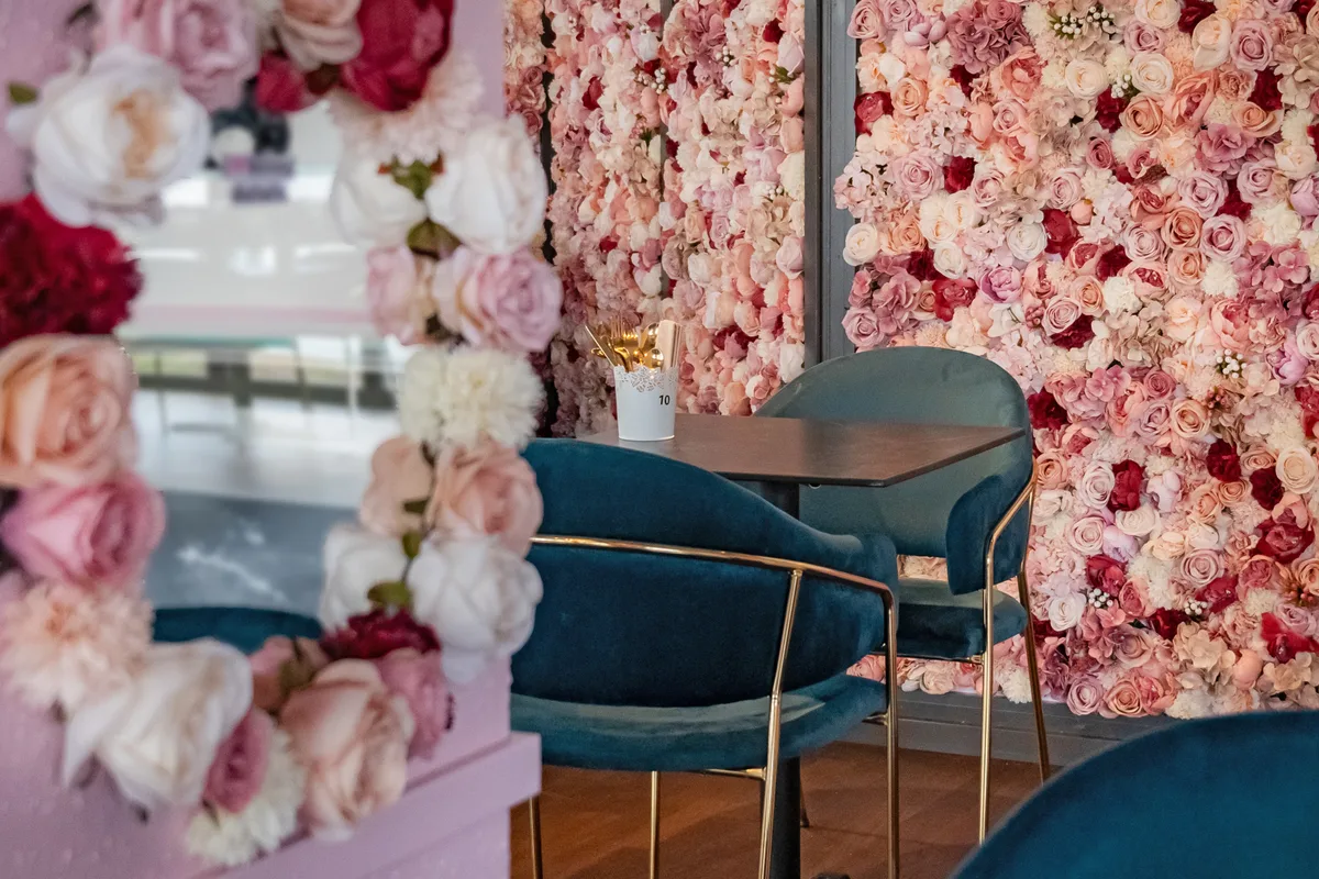 Bei der Inneneinrichtung haben die Mazolas nichts dem Zufall überlassen. Sie wissen: Blumen kommen bei der Kundschaft gut an. «Berrylicious» in Wetzikon